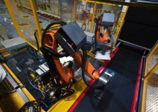 京東曬物流黑科技：4萬㎡倉庫上千機器人 單日分揀20萬單